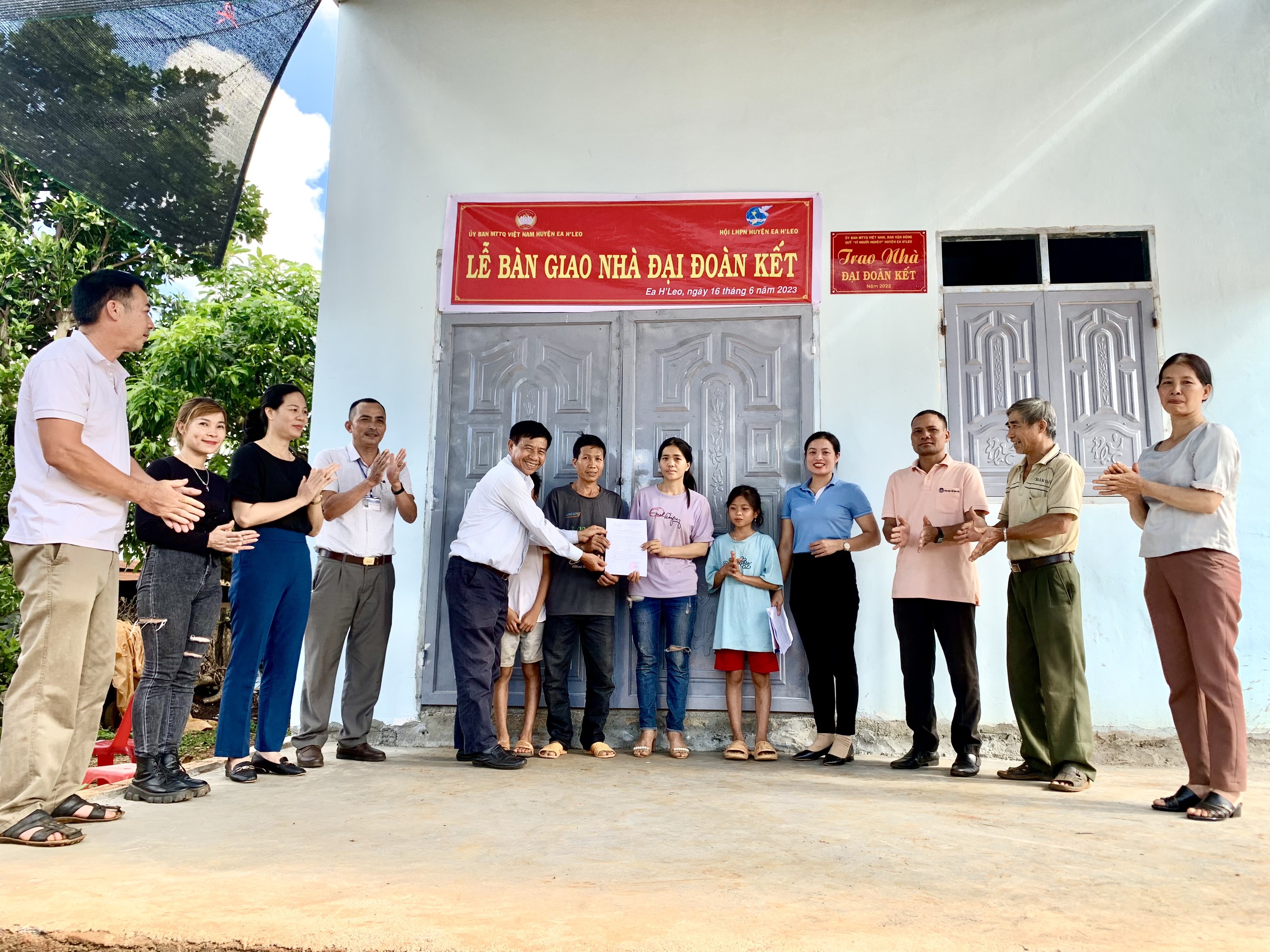 Trao nhà “Đại đoàn kết” cho hộ nghèo ở thôn 8, xã Ea Khăl